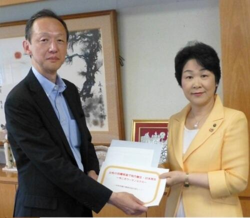 画像：岡崎厚生労働審議官に要請を行う吉村男女共同参画プロジェクトチームリーダー（山形県知事）